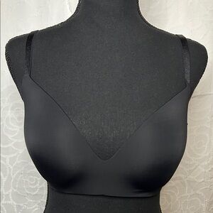 Victoria's Secret Sleek Black Bralette. Size 32 DDD. Wireless.